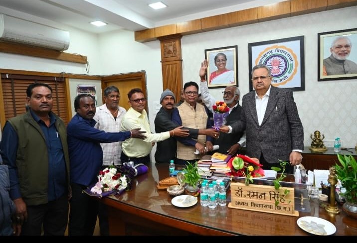 NEW YEAR;विधानसभा अध्यक्ष डॉ रमन सिंह से मिले कोटवार,मांगों पर चर्चा का आश्वासन
