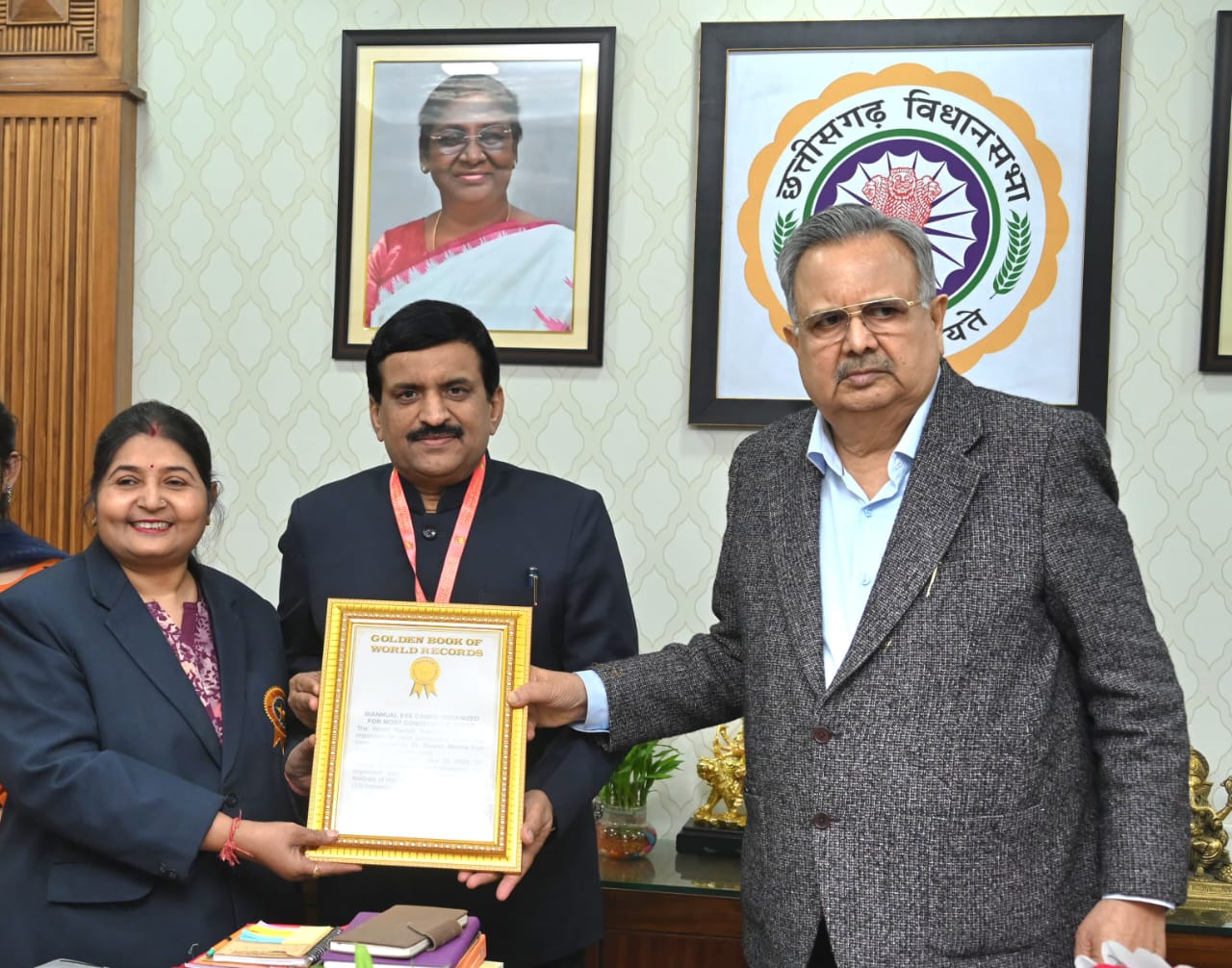 AWARD;निःशुल्क नेत्र शिविर के लिए डॉ. दिनेश मिश्र का नाम गोल्डन बुक ऑफ वर्ल्ड रिकॉर्ड में