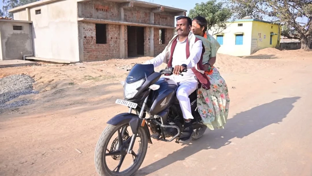 ELECTION;पति के साथ बाइक पर बैठकर मंत्री पहुंची वोट देने