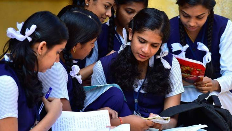 CBSE Exam;कक्षा 10वीं, 12वीं की परीक्षा शुरू, 44 लाख से अधिक स्टूडेंट परीक्षा दे रहे