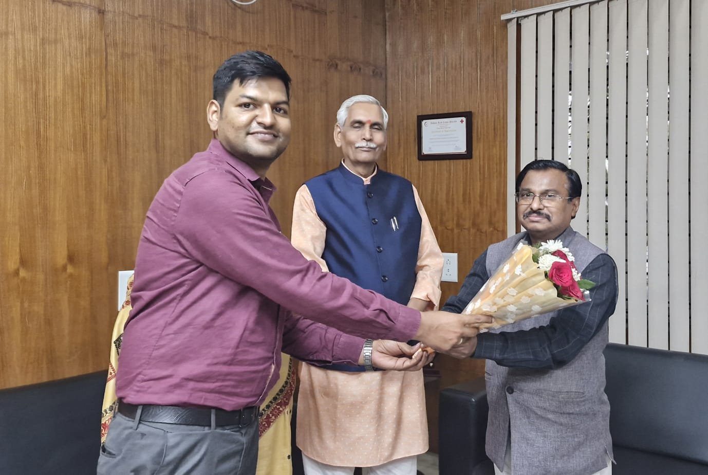 CHARGE;संभाग आयुक्त महादेव कावरे ने ठाकरे पत्रकारिता विश्वविद्यालय के कुलपति का पदभार संभाला