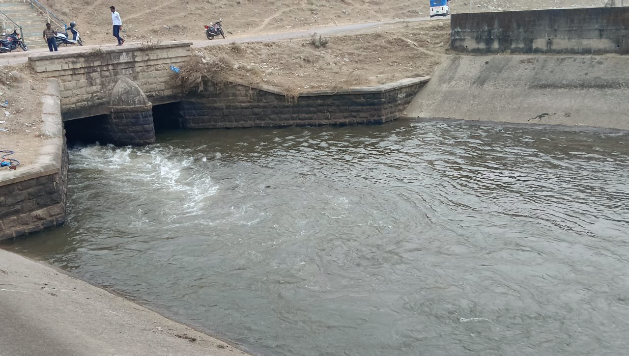 ACCIDENT; बांध में डूबने से दो मासूमों की मौत, तीसरा बालक झाड़ियों के सहारे बचा