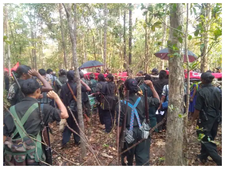 NAXALITE; 1 करोड़ 18 लाख के इनामी 23 नक्सलियों ने डाले हथियार, सरेंडर करने वालों में 3 दंपति भी शामिल