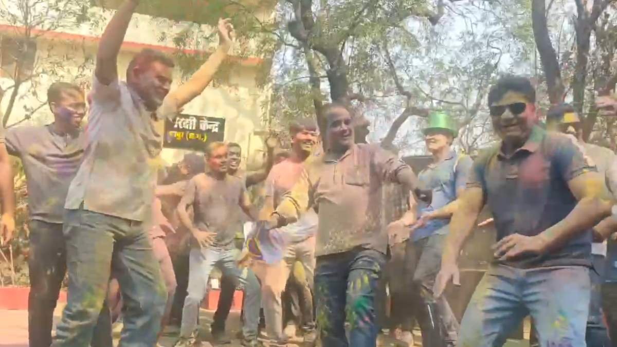 POLICE HOLI;मुन्नी बदनाम हुई ….गाने पर रायपुर कलेक्टर और SSP ने लगाए ठुमके