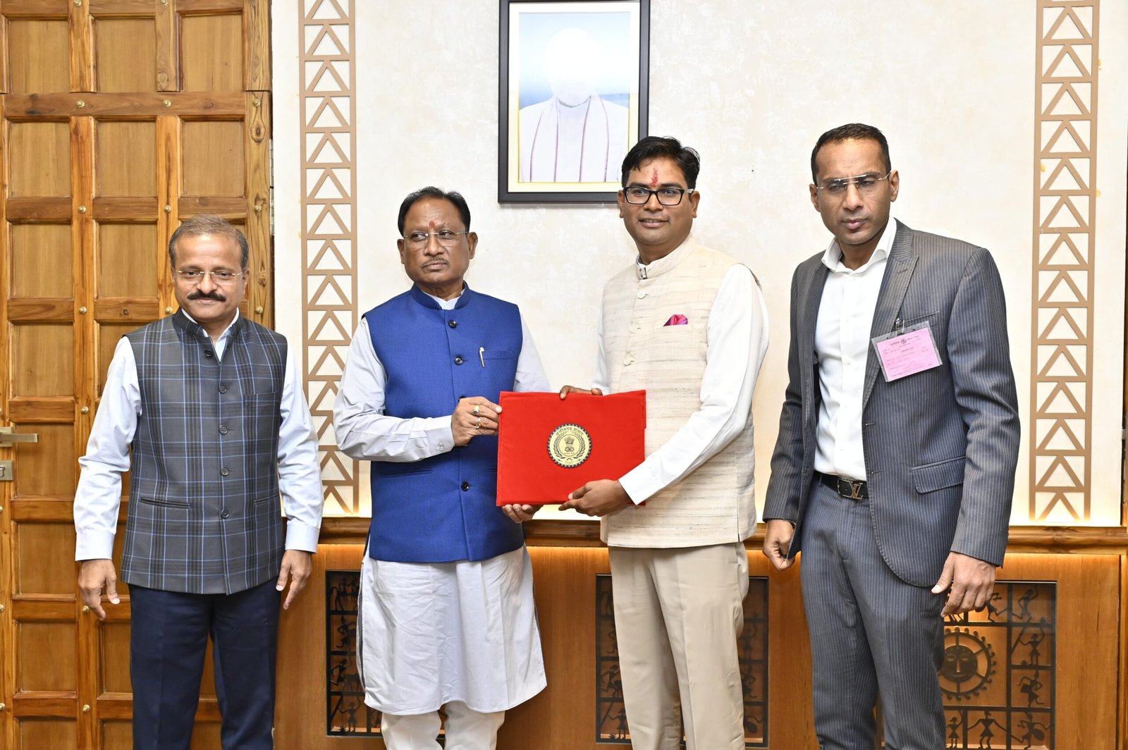 ASSEMBLY;छत्तीसगढ़ में पहली बार हस्तलिखित बजट पेश, वित्त मंत्री ओपी चौधरी ने किए हस्ताक्षर