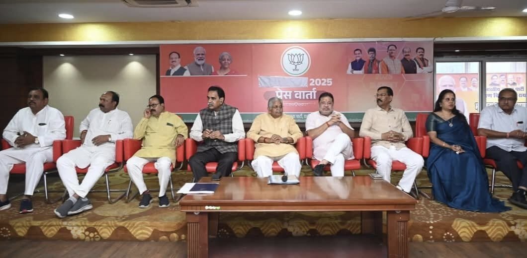 RMC;सभापति बनाने पर्यवेक्षक धरमलाल पहुंचे रायपुर, विधायकों की उपस्थिति में ली पार्षद दल की बैठक