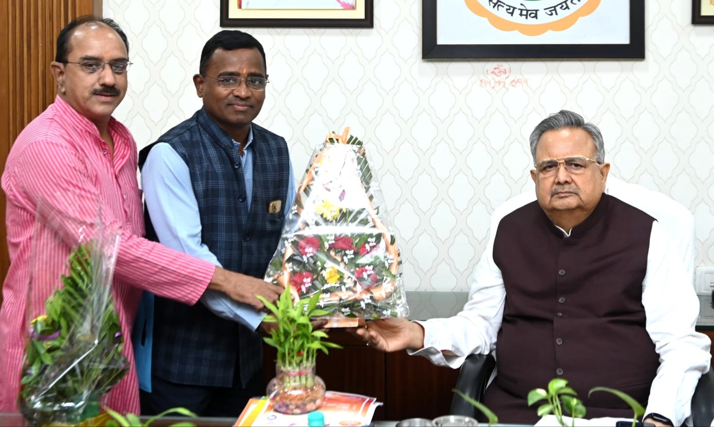 MEMORY;आरएसएस के संस्थापक डॉ.हेडगेवार संग्रहालय की स्थापना करने डॉ.रमन सिंह को ज्ञापन