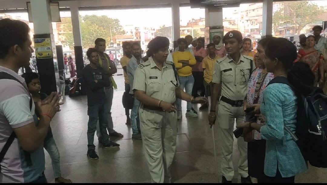 RAILWAY;ट्रेन की महिला कोच में यात्रा करने वाले 98 पुरुष यात्रियों के विरुद्ध कार्यवाही