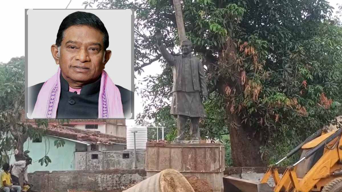 POLITICS; अजीत जोगी की प्रतिमा हटाने से खफा अमित जोगी धरने पर बैठे, माँग पूरी नहीं होने तक करेंगे आमरण अनशन