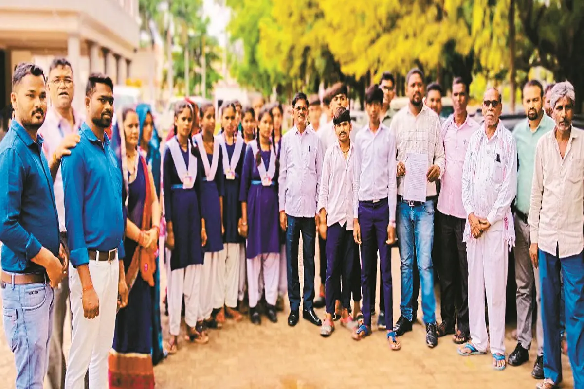 RESULT;इस स्कूल के बच्चों का रिजल्ट 23.52% ,8 पास 26 छात्र फेल,ग्रामीणों ने की शिक्षकों पर कार्रवाई की मांग