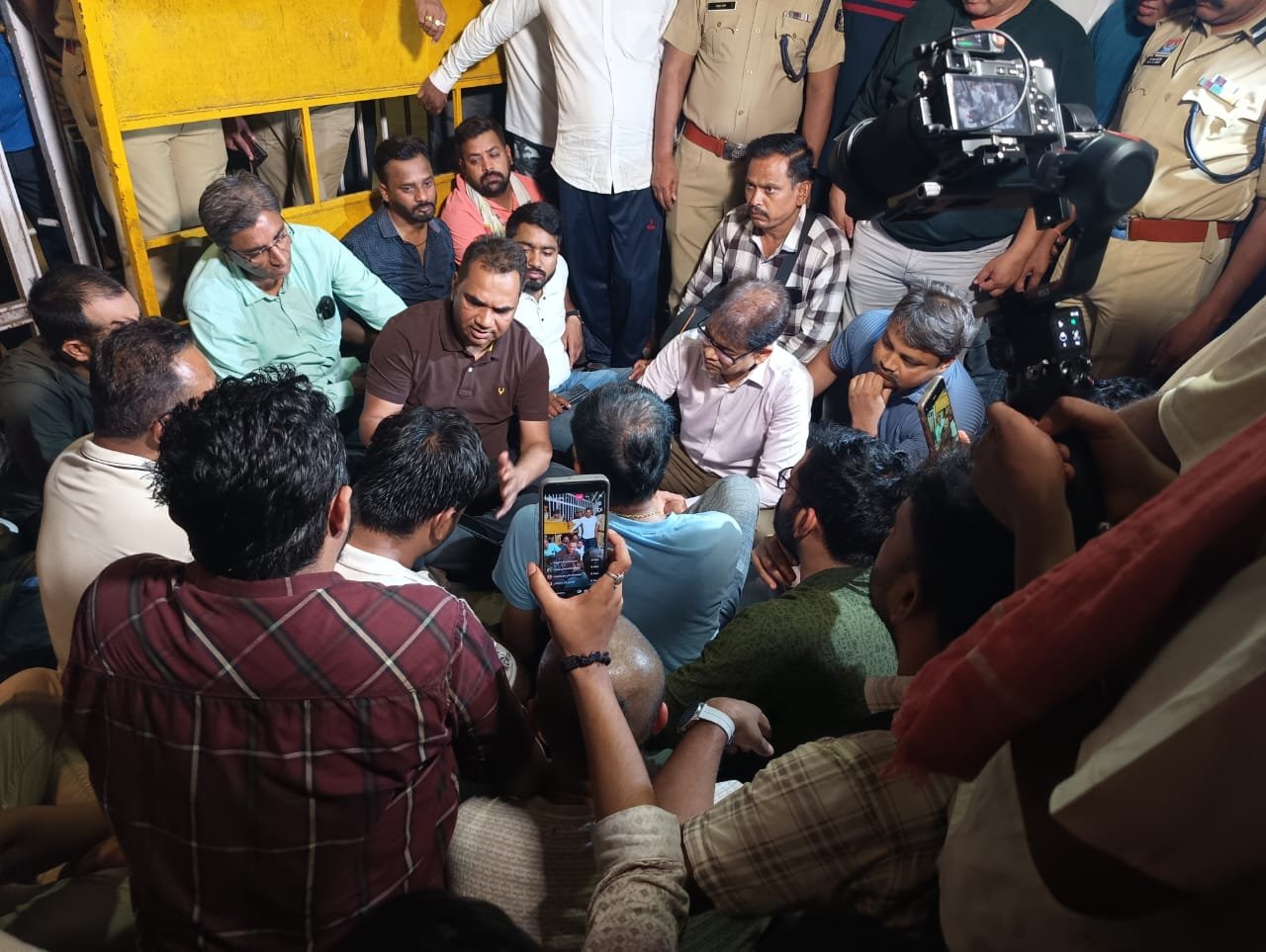 PROTEST; मेकाहारा में पत्रकारों और सुरक्षा गार्डों के बीच तीखा विवाद,मंत्री के आश्वासन पर मामला शांत