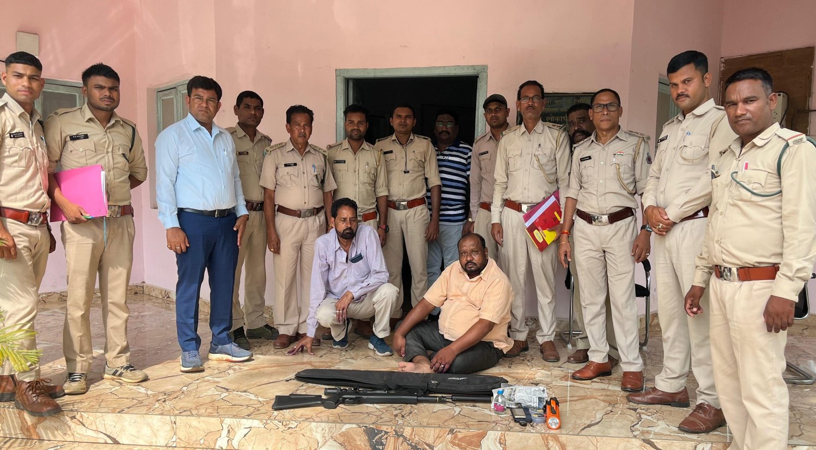 WILD LIFE; वन्यजीवों की शिकार के लिए जंंगल पहुंचे दो शिकारी गिरफ्तार, वाहन समेत एयरगन जब्त