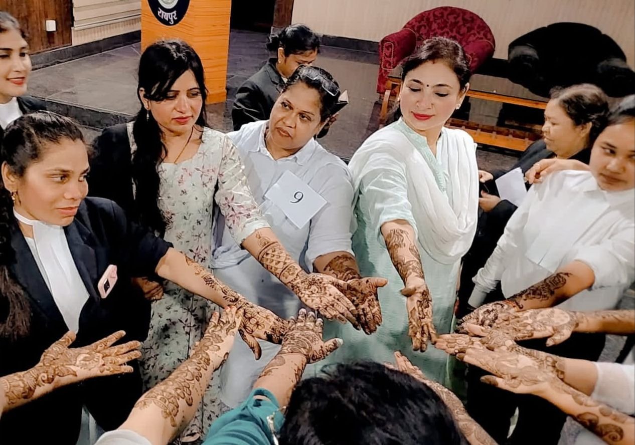 GAME; अधिवक्ताओं ने खेल में भी आजमाया हाथ, कैरम के साथ मेहंदी- रंगोली में भी अव्वल प्रदर्शन