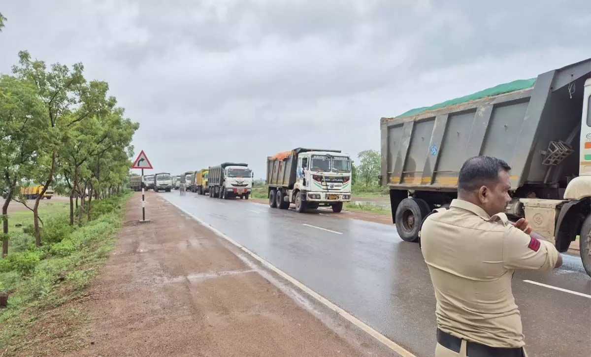 MINING; अवैध रेत खनन पर बड़ी कार्रवाई,बरसते पानी में दबिश देकर 26 हाईवा जब्त