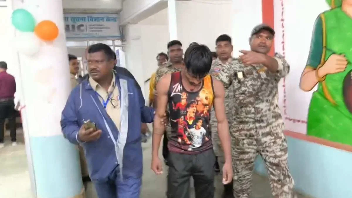 PM HOUSE; कलेक्ट्रेट के सामने आत्मदाह का प्रयास, पीएम आवास नहीं मिलने से परेशान युवक ने खुद पर छिड़का पेट्रोल, मचा हड़कंप