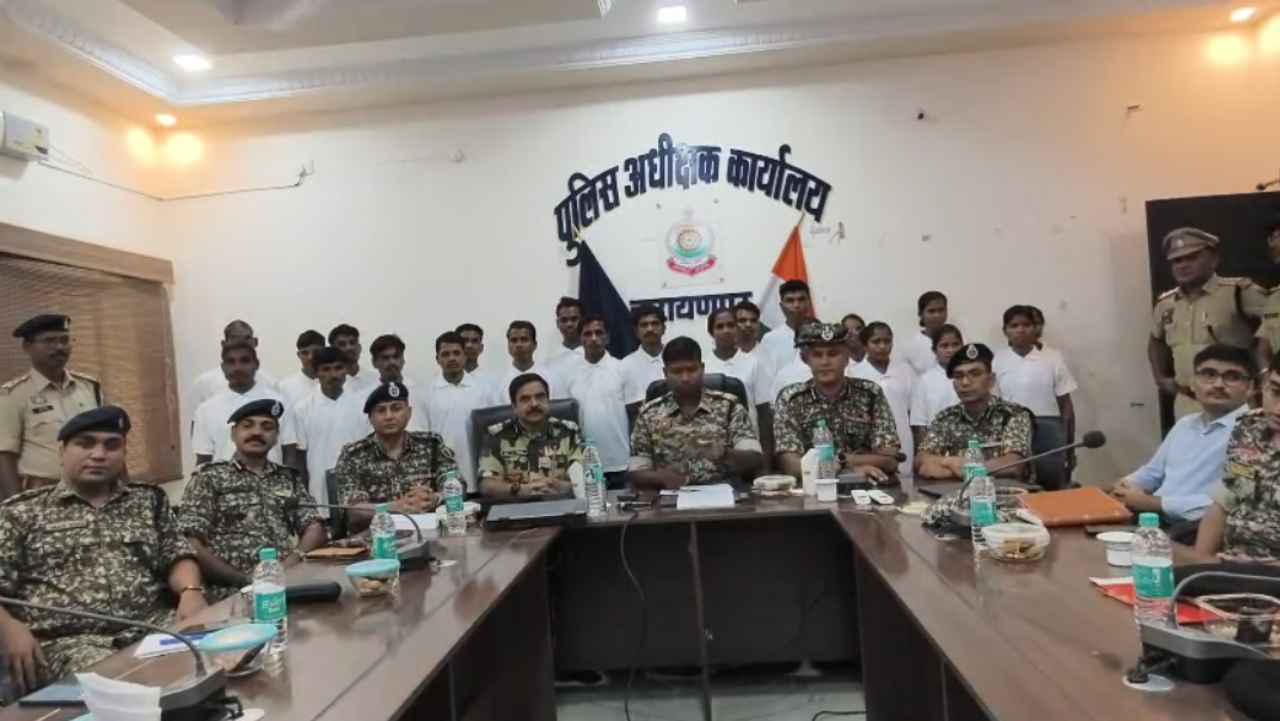 NAXALITE;अबूझमाड में सक्रिय 22 इनामी नक्सलियों ने किया सरेंडर, CM बोले- लोग अब बंदूक नहीं, विकास की राह पर चलना चाहते हैं