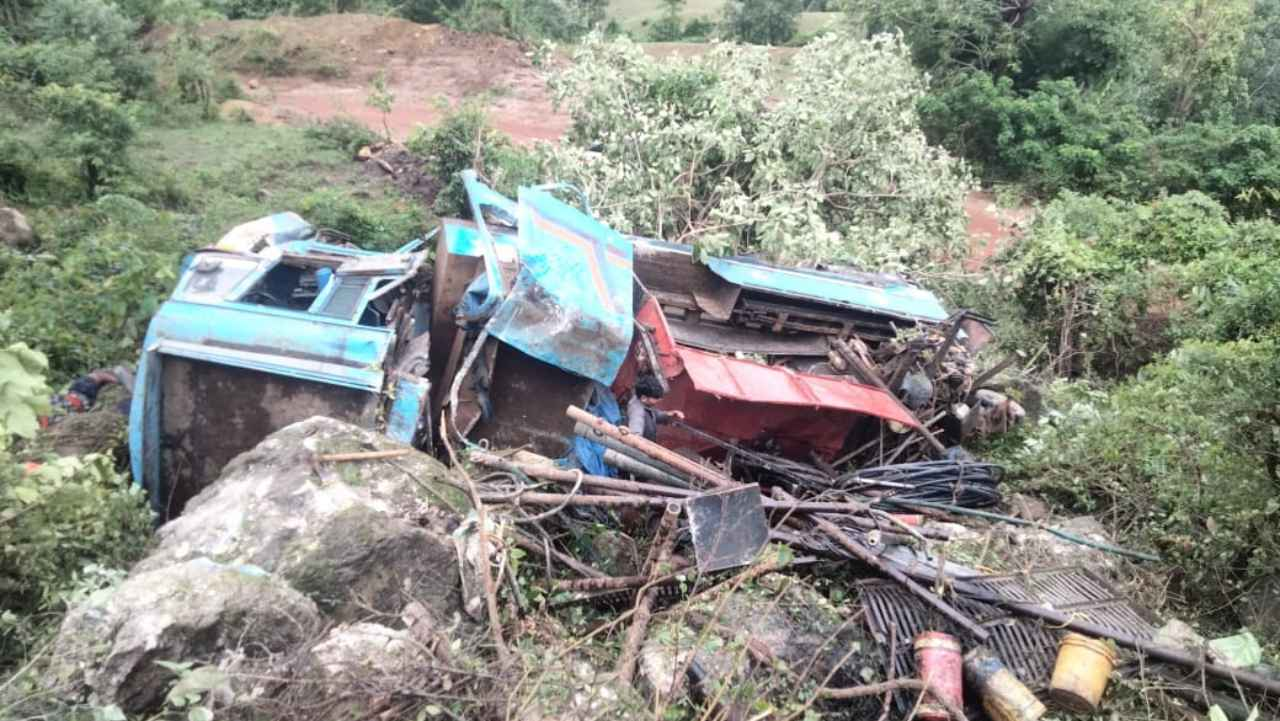 ACCIDENT; गहरी खाई में गिरी तेज रफ्तार बोरवेल गाड़ी, 5 लोगों की मौत ,दो जख्मी