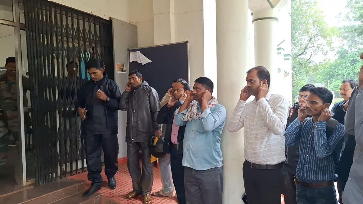 PROTEST;कर्मचारियों को कान पकड़कर उठक- बैठक कराने वाले कलेक्टर ने माफी मांगी, आंदोलन स्थगित