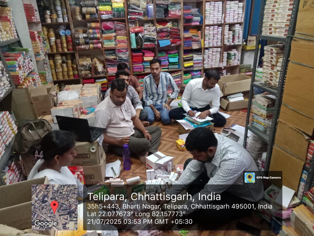 RAID;कॉस्मेटिक दुकान में मेडिसिन का जखीरा जब्त,  नकली होने के संदेह में लिए गए सैंपल