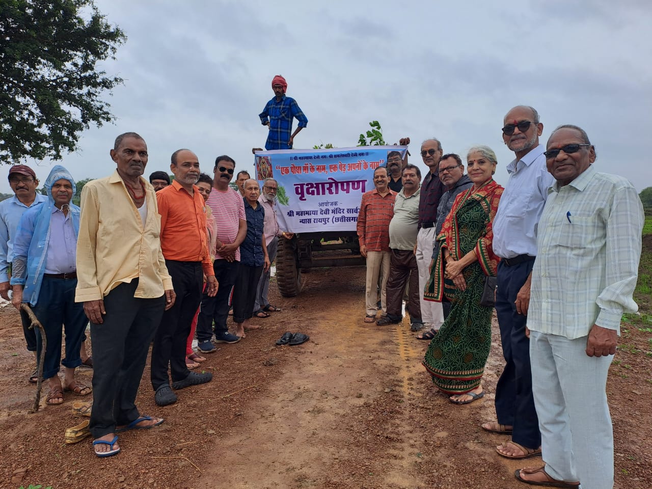 PLANTATION;रिमझिम बारिश के बीच जामगांव के महामाया मंदिर परिसर में वृक्षारोपण
