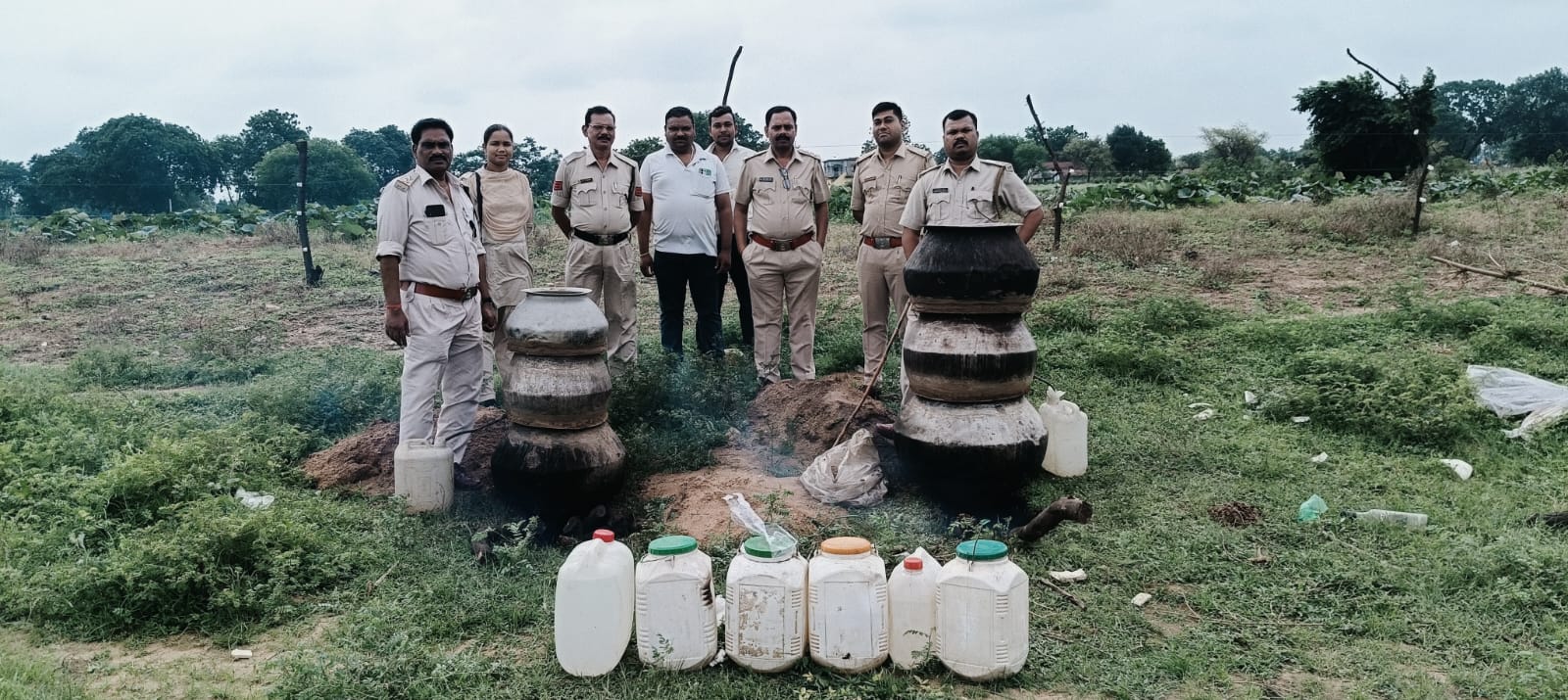 LIQUOR; 690 किलो लाहन समेत 145 बल्क लीटर अवैध महुआ शराब जब्त, कोचिए फरार,एक गिरफ्तार