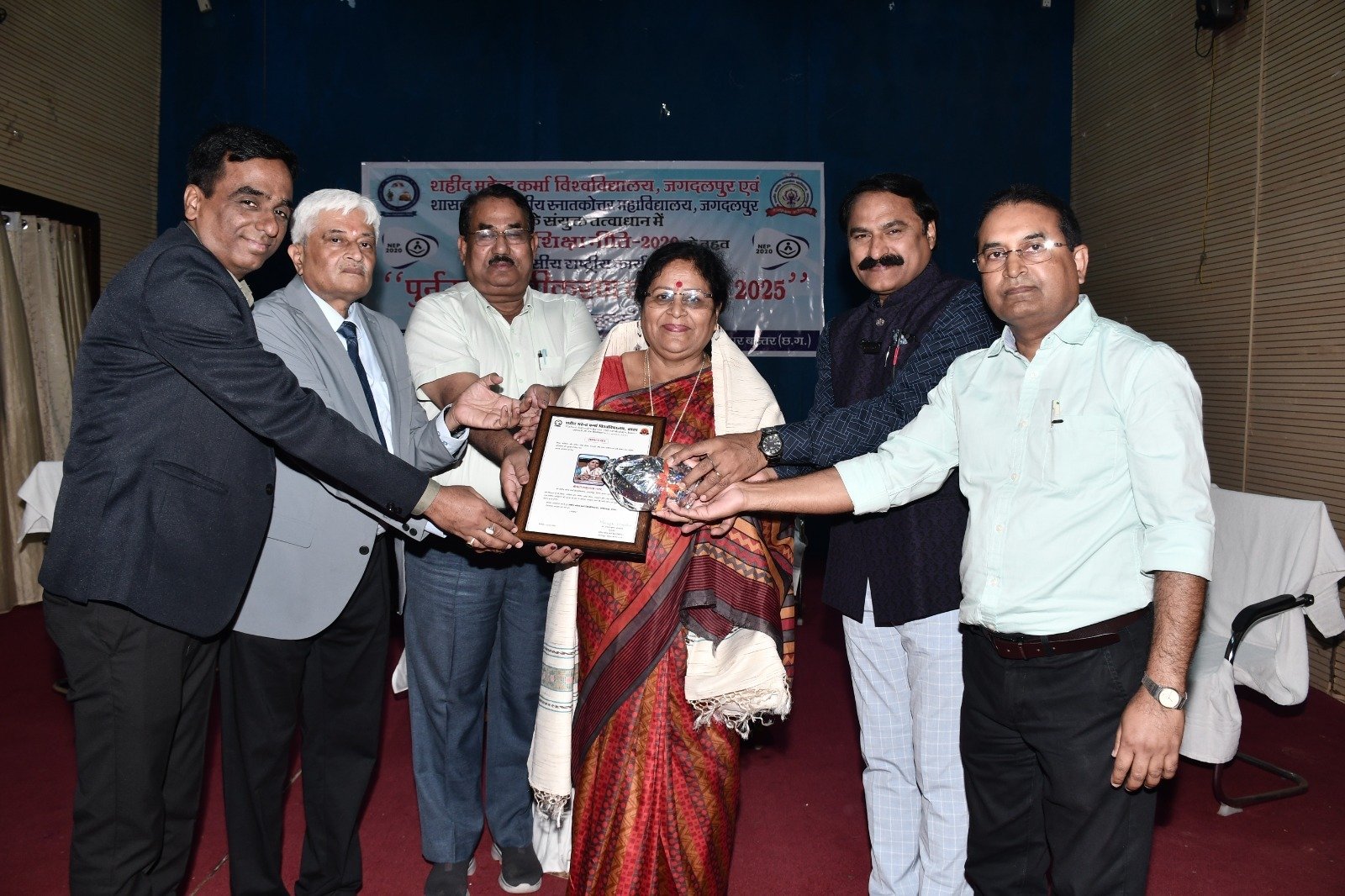 AWARD; हल्बी भाषा के सुदीर्घ लेखन,संरक्षण,उन्नयन में योगदान के लिए शकुंतला को मिला सम्मान