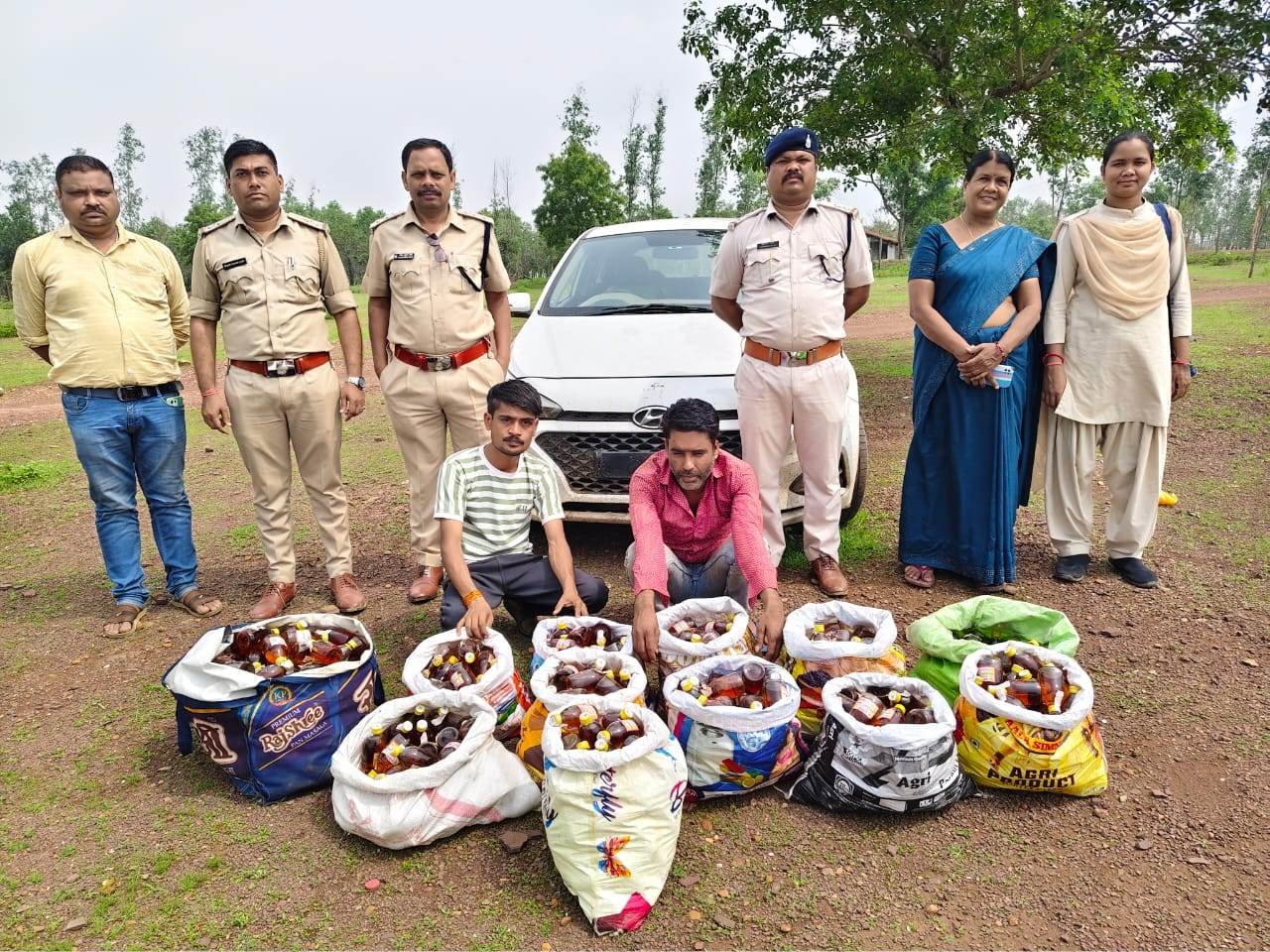 LIQUOR; 135 बल्क लीटर अवैध देशी मदिरा एवं चार पहिया वाहन जब्त, दो युवक गिरफ्तार