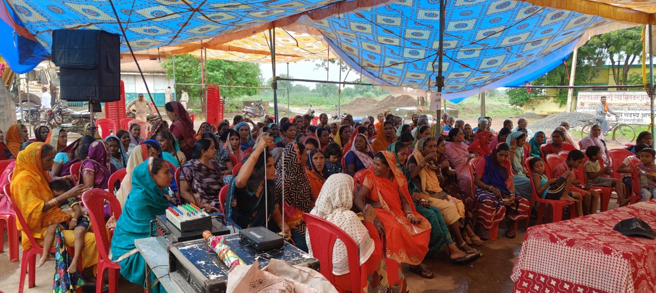 PROTEST; शराब दुकान खोलने के खिलाफ खौली में 10 वें दिन बरसते पानी में धरना जारी