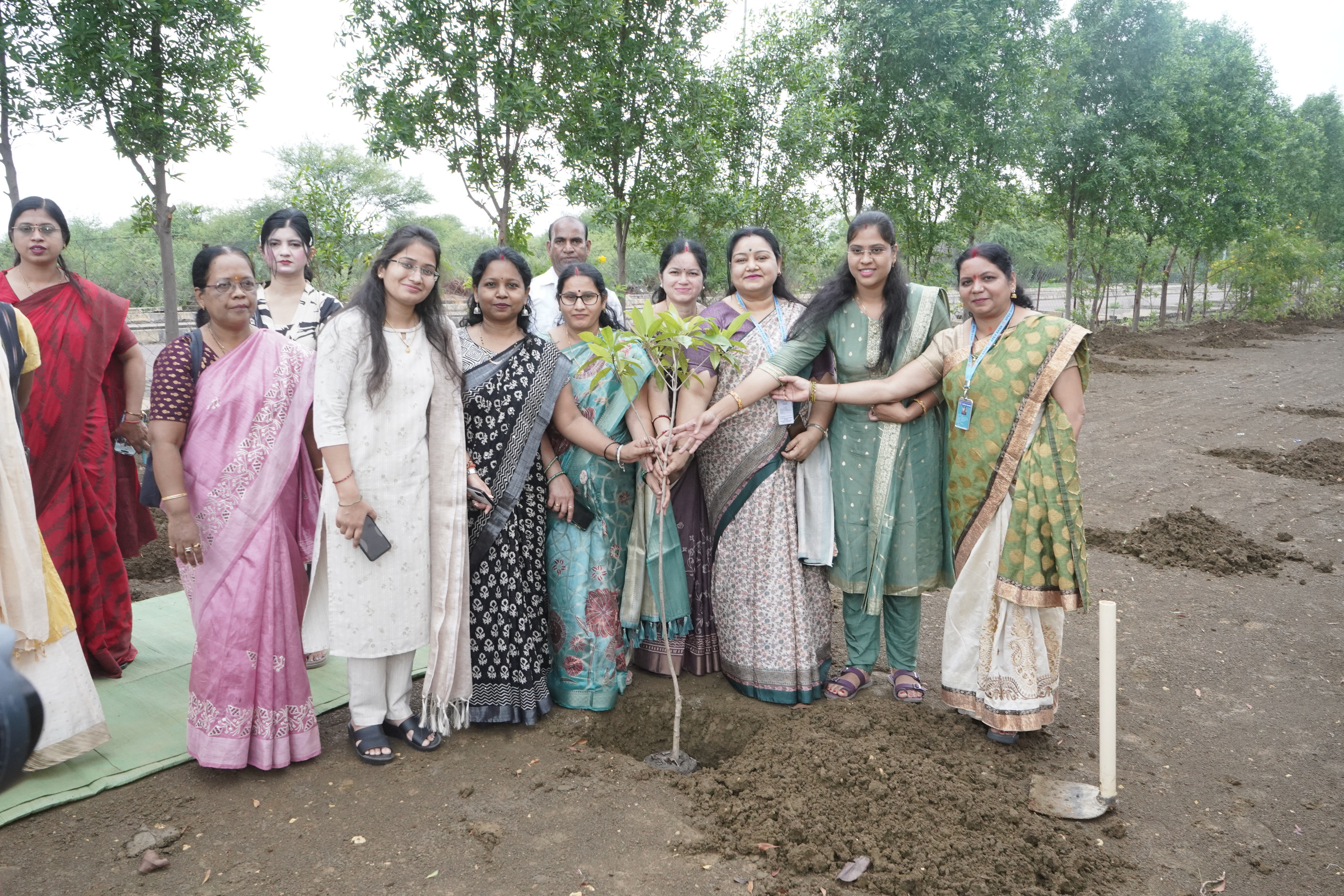 PLANTATION; बैंक परिसरों,सोसाइटी परिसरों व धान खरीदी केन्दों में 1 लाख पौधों का रोपण