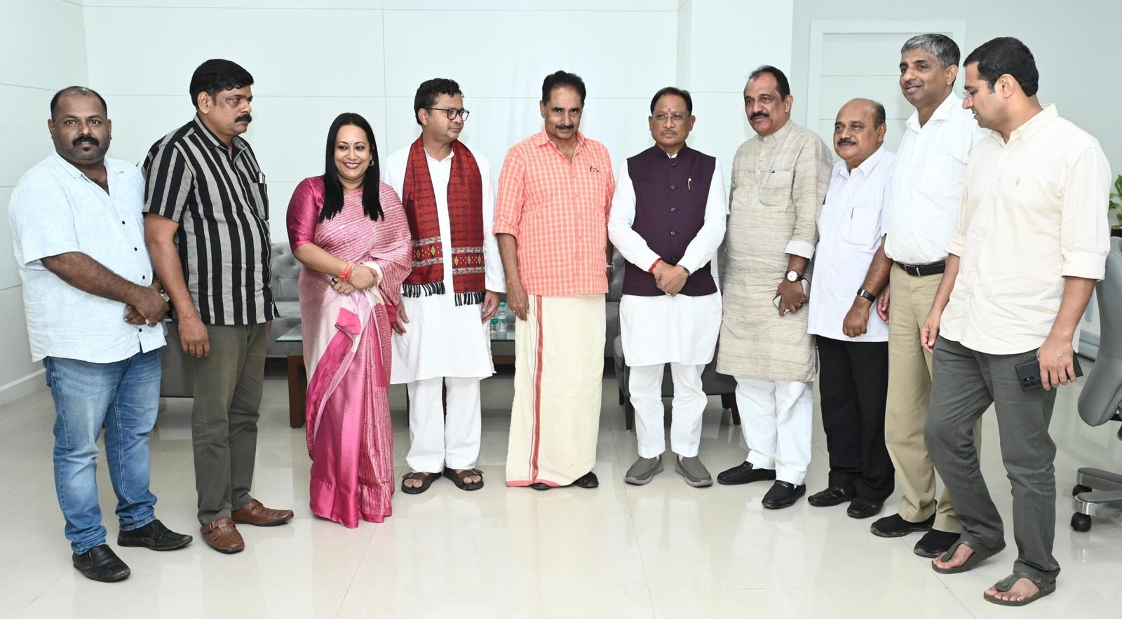 POLITICS; दो ननों की गिरफ्तारी के विरोध में मुख्यमंत्री से मिले केरल एवं ओडिशा के सांसद