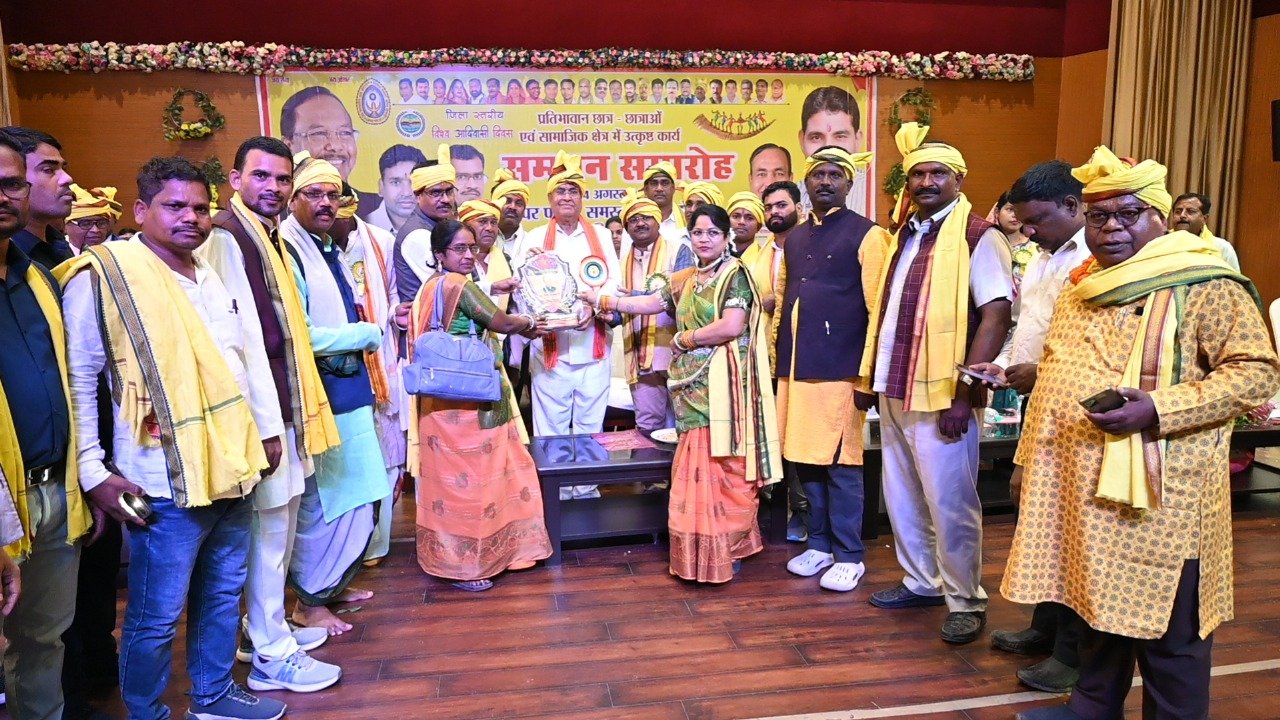 RALLY;जल-जंगल-जमीन बचाने के साथ आदिवासियों के संवैधानिक आरक्षण पर भी नारे लगे,पारंपरिक वेश-भूषा में  निकली रैली