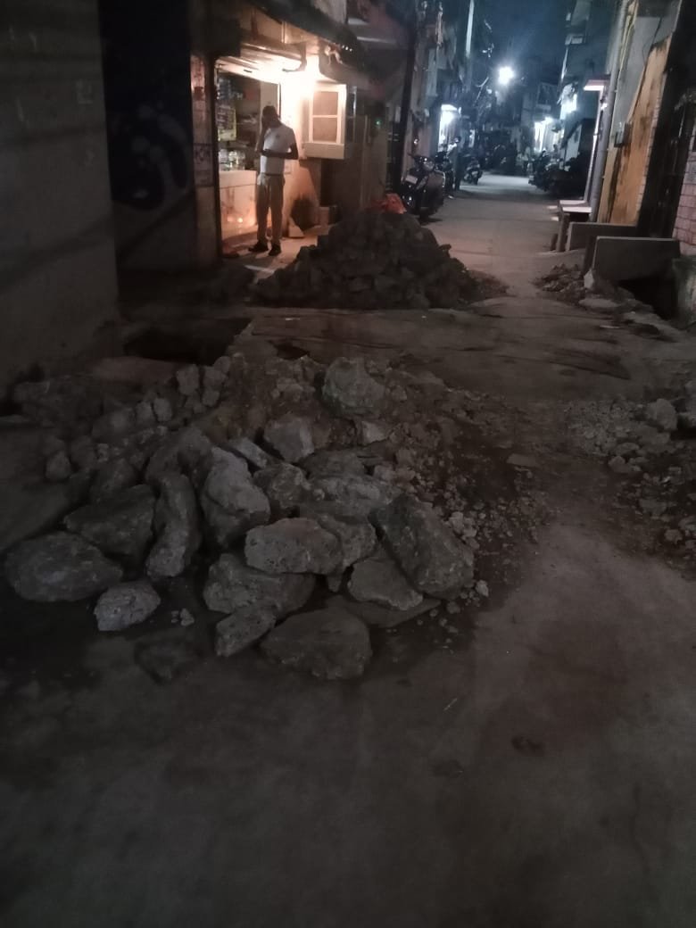 RMC; पुलिया निर्माण अधूरा,मलमा गली पर बिखरा पडा,लोगों को पैदल गुजरना भी मुश्किल