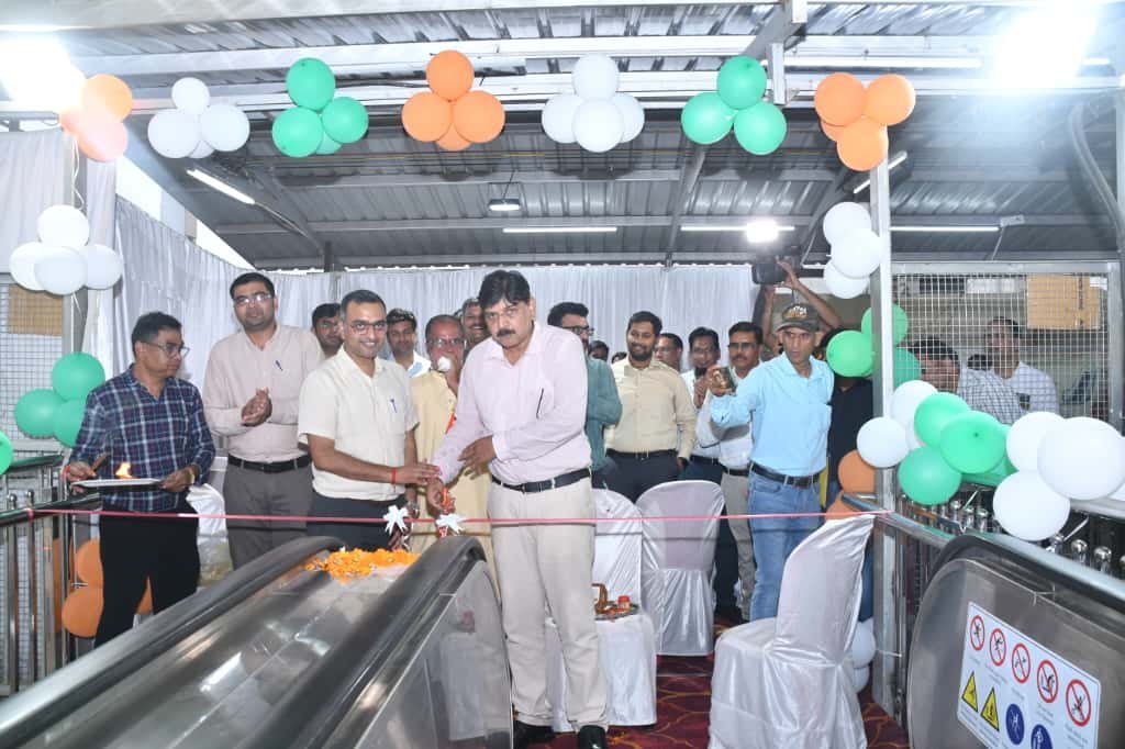 RAILWAY; रायपुर स्टेशन के प्लेटफॉर्म क्रमांक 1 पर नए फुट ओवर ब्रिज के पास 2 एस्केलेटर का उद्घाटन