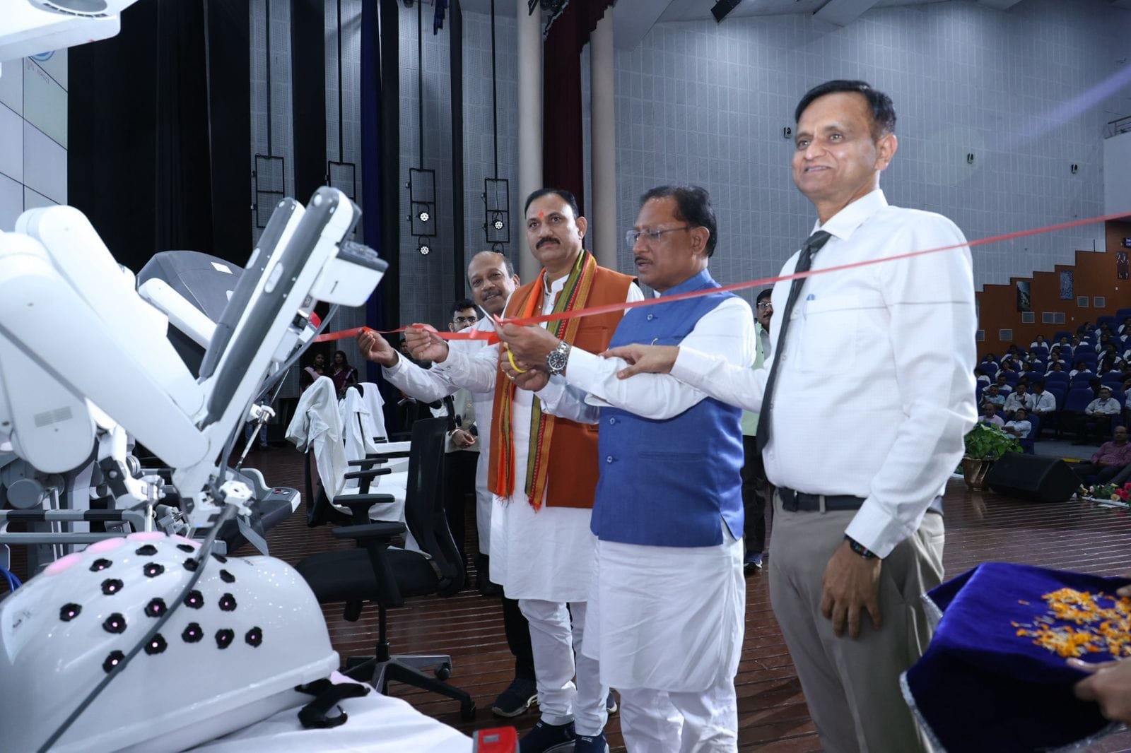 AIIMS; एम्स-रायपुर ने शुरू की मध्य भारत की पहली शासकीय रोबोटिक सर्जरी सुविधा ‘देवहस्त’