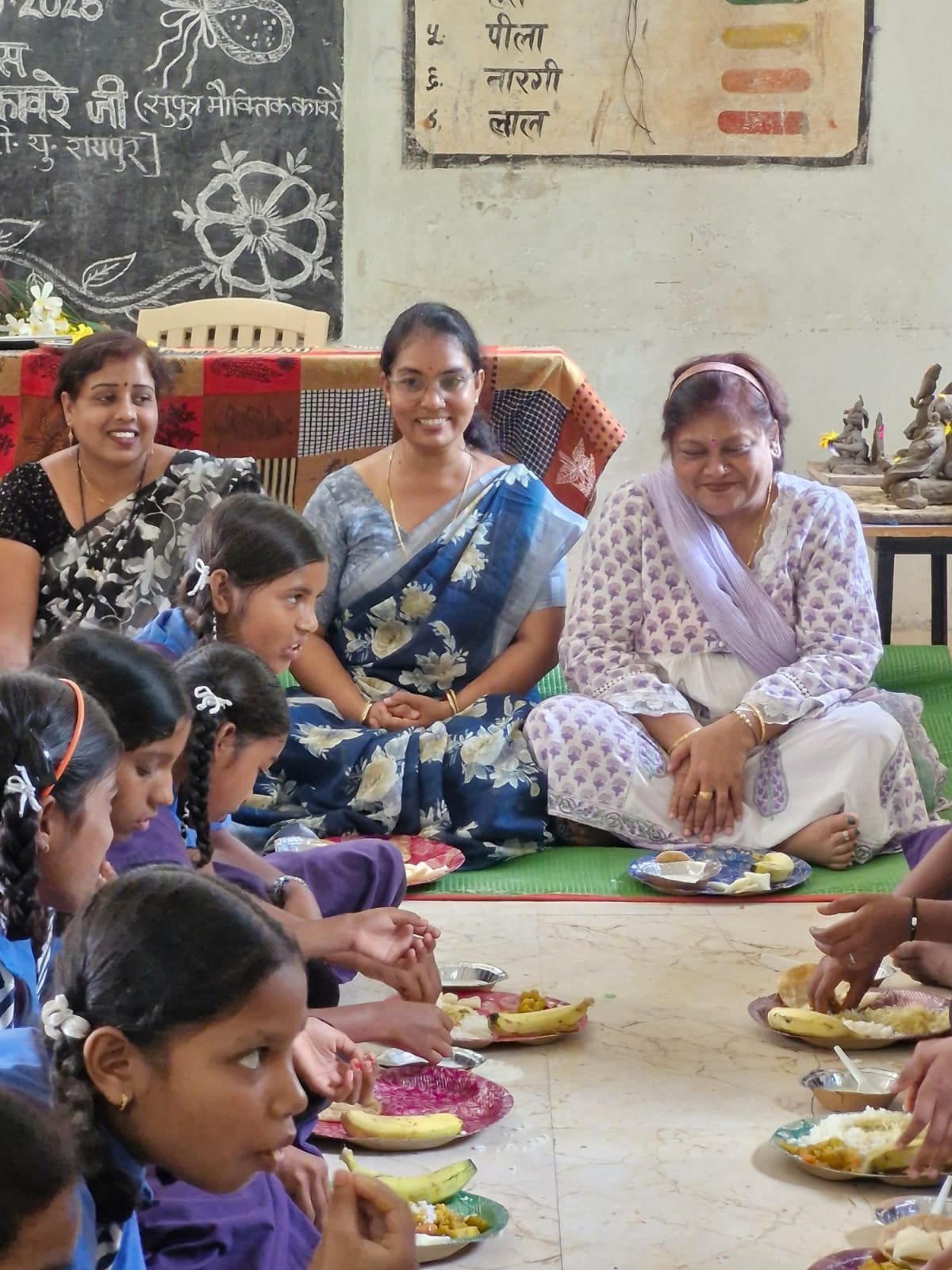 FOOD; काठाडीह स्कूल में सामुदायिक भागीदारी से विद्यार्थियों को न्योता भोज