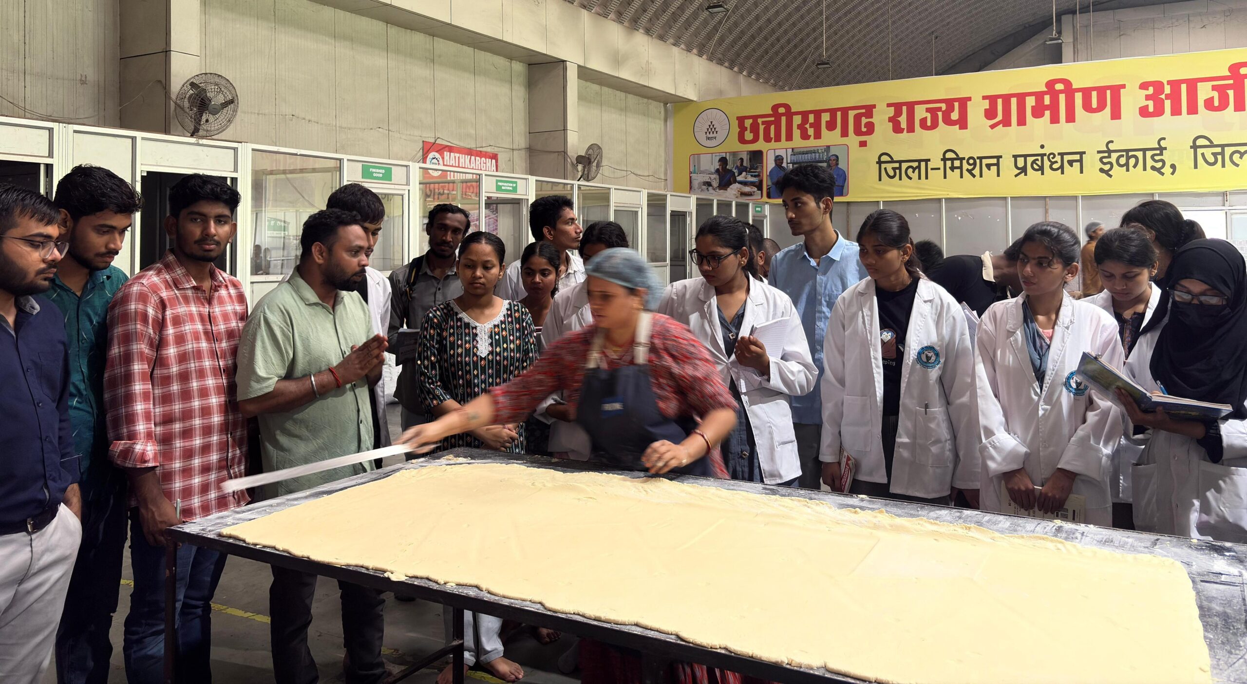 FOOD; खाद्य प्रौद्योगिकी कालेज के विद्यार्थी बिहान’केंद्र में, केक-कुकीज़ तथा ब्रेड के निर्माण की जानकारी ली