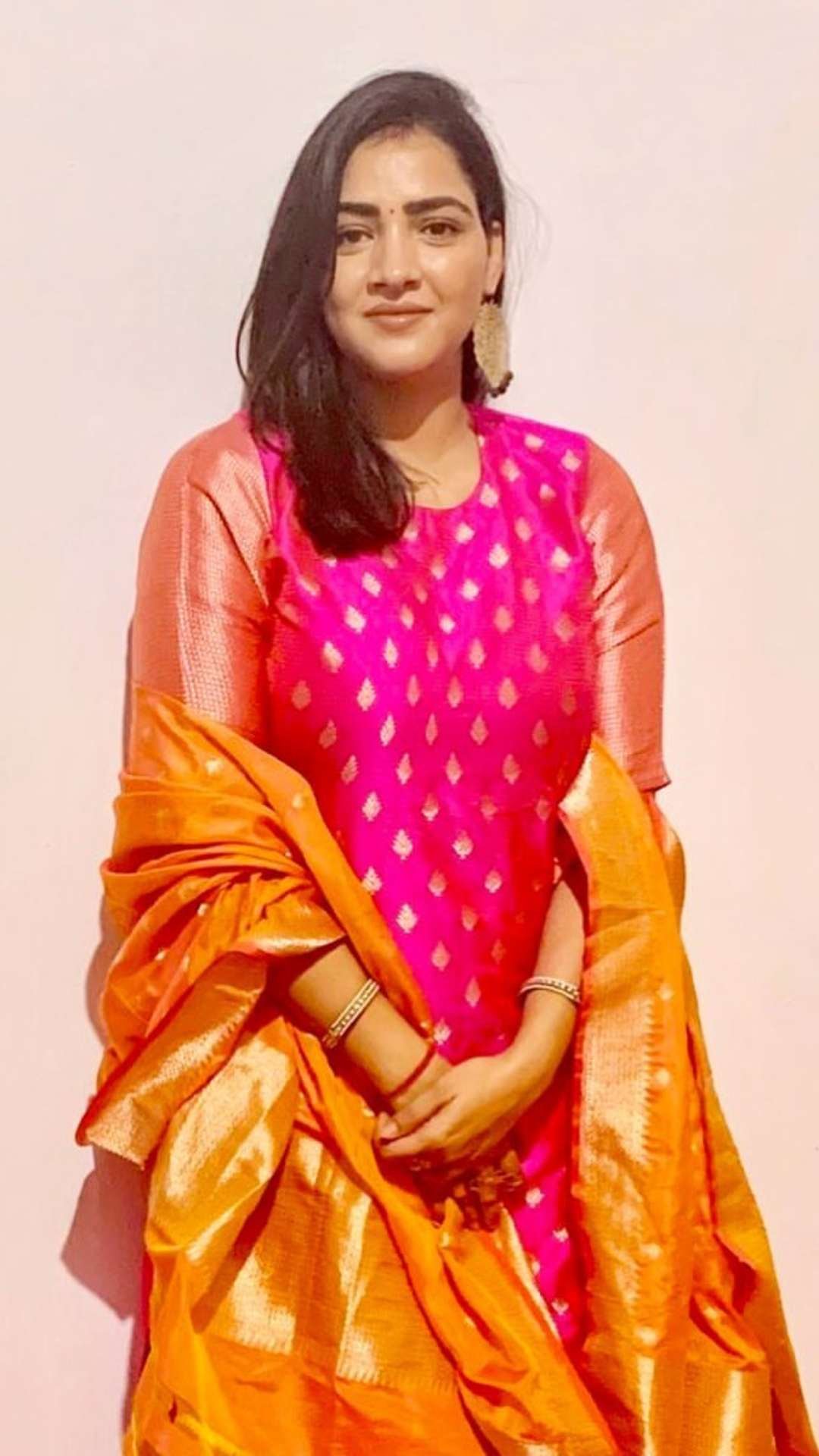 FASHON;एक्ट्रेस-मॉडल से 4 कदम आगे हैं सुरेश रैना की कमाऊ बीवी,स्कर्ट के साथ वेस्ट कोट डालकर प्रियंका लगीं नंबर- 1