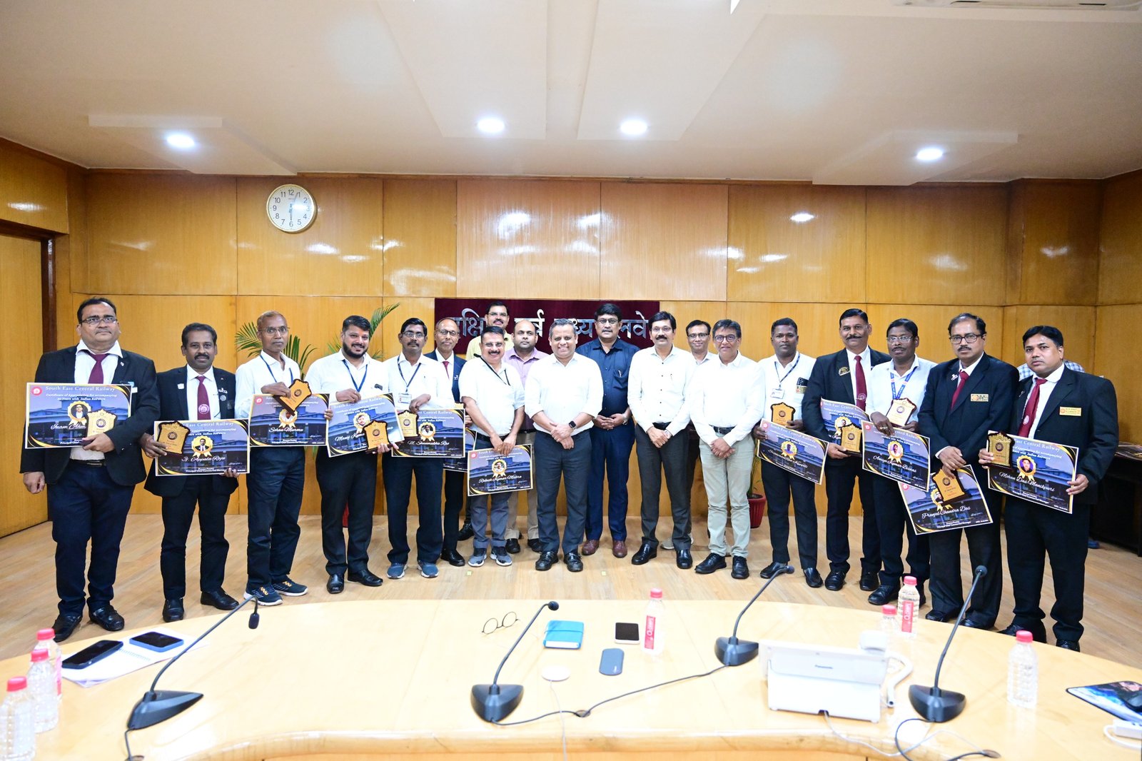 RAILWAY; वाणिज्य विभाग में कार्यरत 56 कर्मचारियों को 30 वर्ष की सेवा पर किया गया सम्मानित