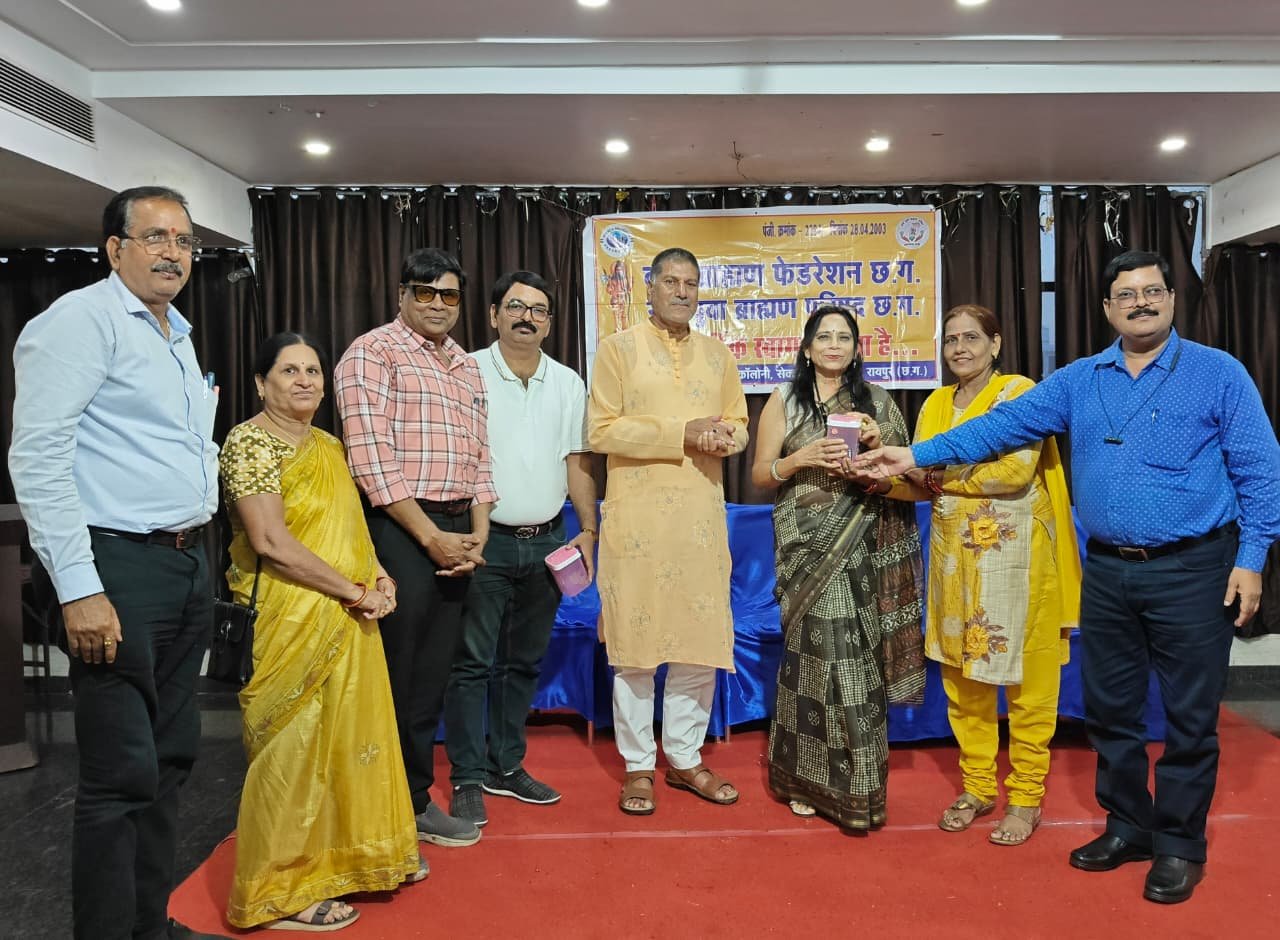 HINDI DAY; हिंदी दिवस पर काव्य पाठ, डा.सुनील ओझा, नमिता एवं कनकलता सम्मानित