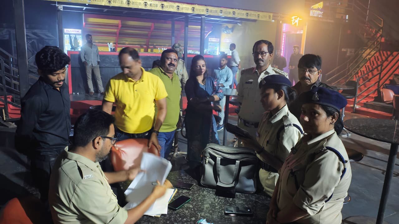 LIQUOR; जिले में अवैध शराब पर एक्शन जारी, गड़बड़ी पाए जाने पर हाईपर क्लब के खिलाफ कार्रवाई