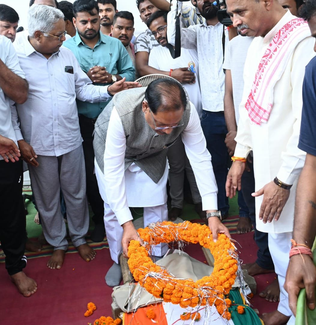 PASSES AWAY; पुष्पचक्र अर्पित कर मुख्यमंत्री साय ने पूर्व प्रांत प्रचारक शांताराम को दी श्रद्धांजलि