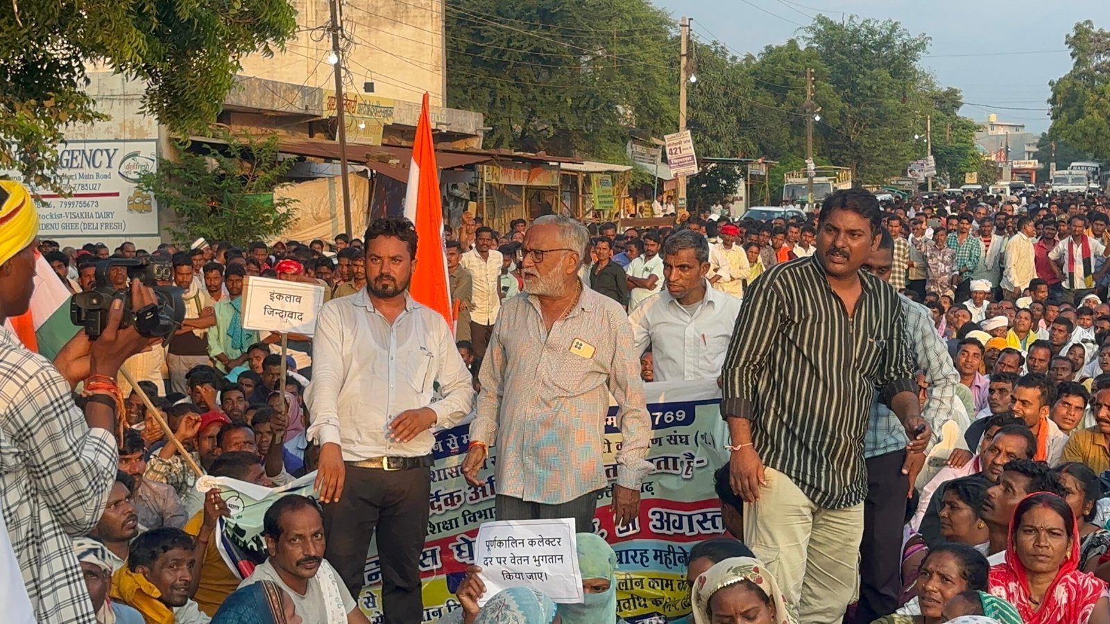 STRIKE; नाराज स्कूल सफाई कर्मचारियों ने घंटों चक्का जाम किया-शासन से चर्चा विफल