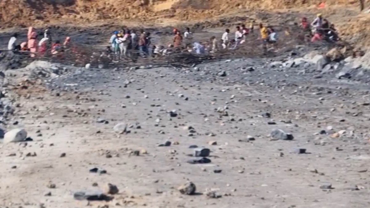 PROTEST; जिंदल कोल ब्लॉक की हुई जनसुनवाई के विरोध में ग्रामीण उग्र,मंच से कहा गया अपशब्द, समर्थकों को पहनाई जूते की माला