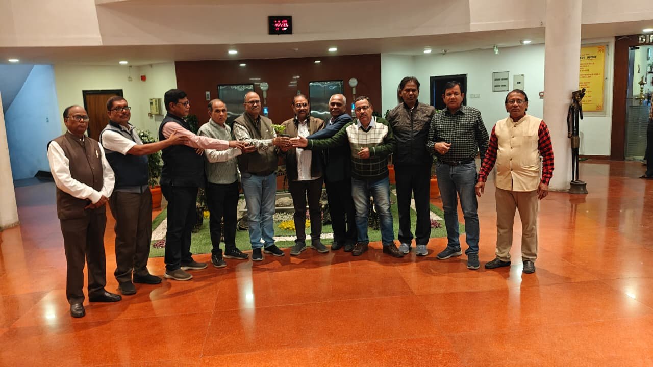 RETIRED; 41 साल की सेवा के बाद नगर निगम रायपुर के कार्यपालन यंत्री रघुमणी प्रधान सेवानिवृत, दी भावभीनी विदाई