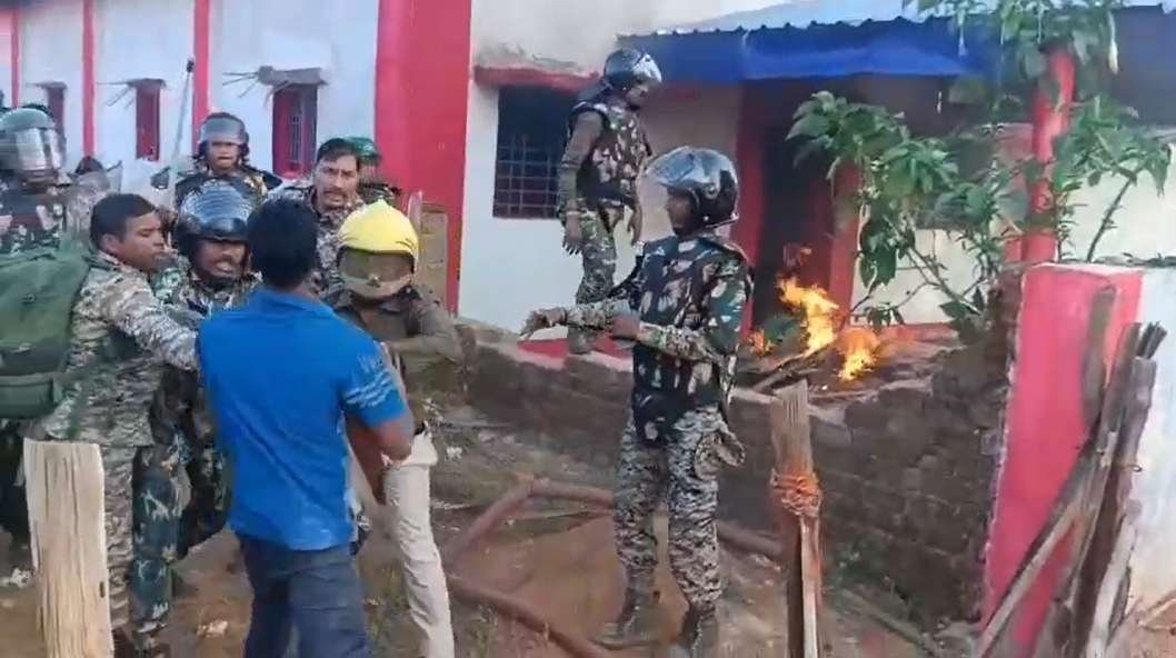 CRIME; धर्मांतरित सरपंच पिता के शव दफन मामले में ग्रामीणों ने तोड़ा सरपंच का घर, झड़प में एडिशनल एसपी घायल, गांव में भारी तनाव