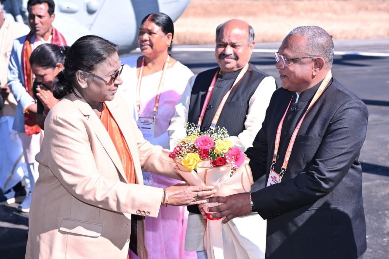 WELCOME; राष्ट्रपति द्रौपदी मुर्मु का राज्यपाल रमेन डेका, सीएम साय के साथ विधायक पुरंदर मिश्रा ने किया आत्मीय स्वागत