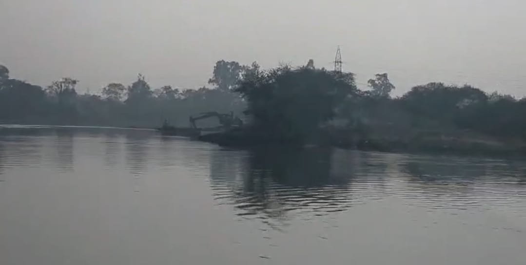 MINING; खारुन नदी तट पर अवैध रेत उत्खनन,सक्शन मशीन व चैन माउंट मशीन जब्त