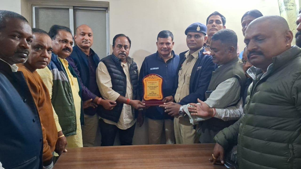 POLITICS; आरक्षक के साथ मारपीट,कांग्रेस ने सिपाही का शाल व प्रतीक चिन्ह देकर बढ़ाया मनोबल