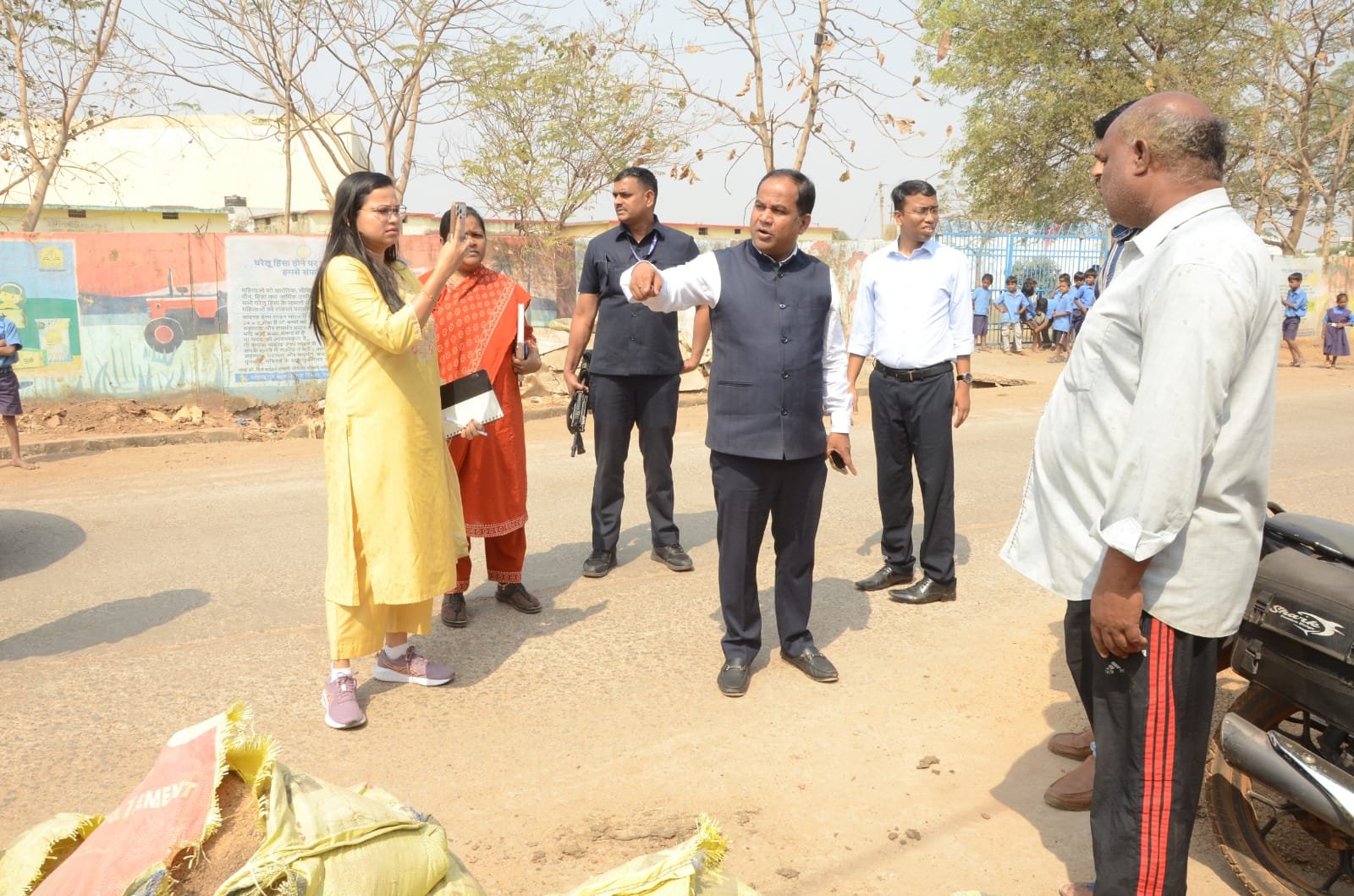 ACTION; स्कूल के पास तंबाकू बिक्री पाए जाने पर पान ठेले को किया सील,आंगनबाड़ी कार्यकर्ता-सहायिका को  नोटिस