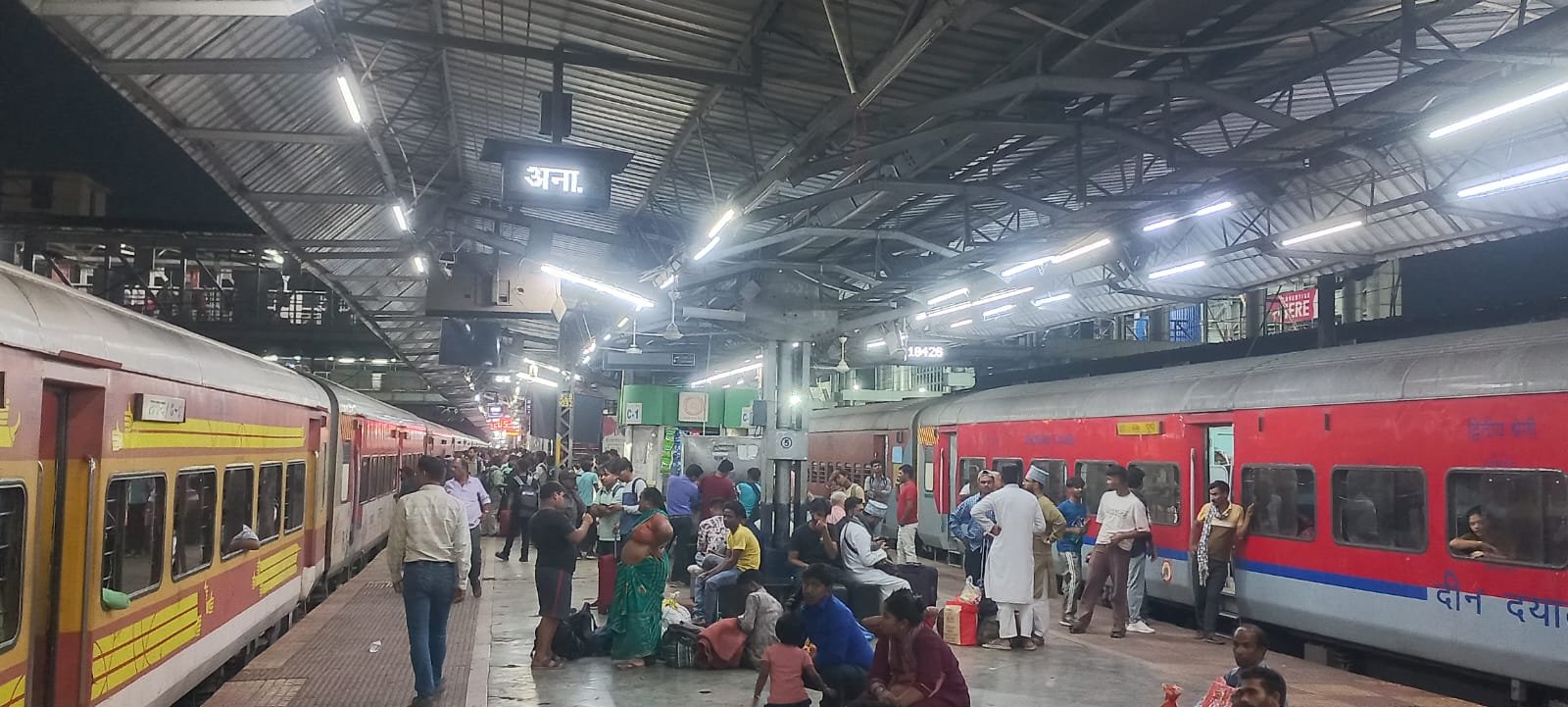 RAILWAY; अनाधिकृत वेंडर समेत 2 क्विंटल बिना लगेज  सामान पकड़ा गया, 456 पैकेज ड्रिंकिंग वाटर